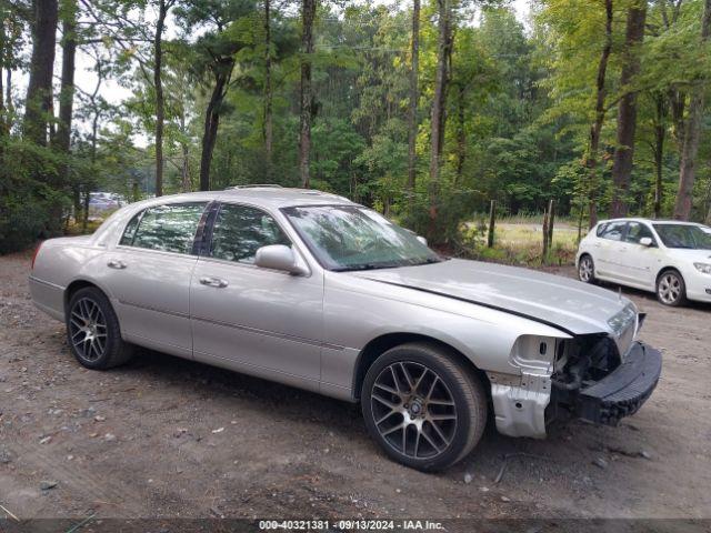  Salvage Lincoln Towncar