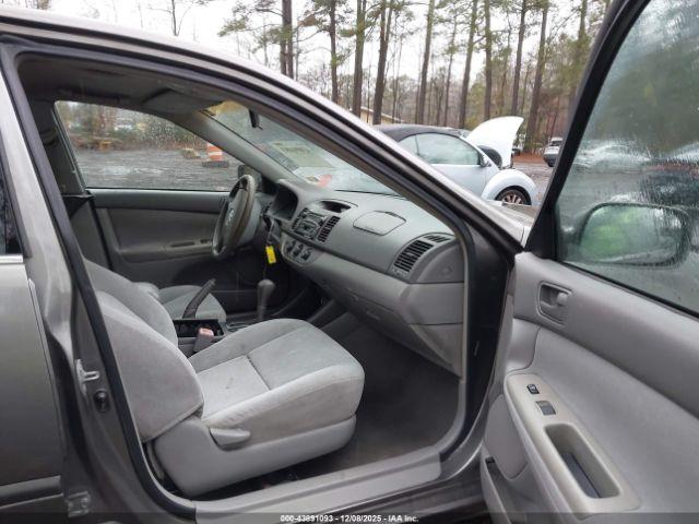 Toyota Camry Le Image 8