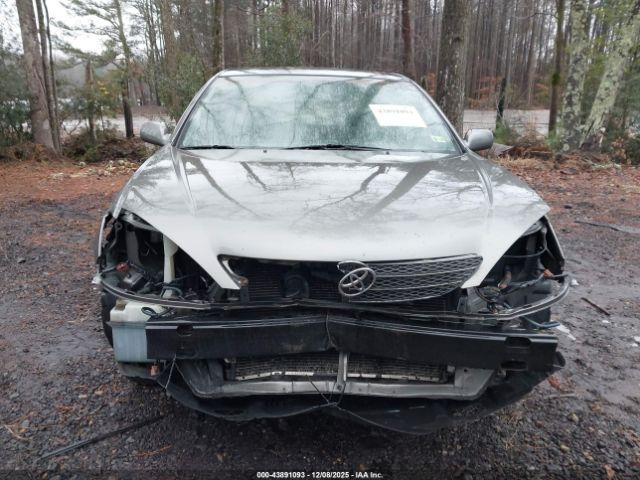 Toyota Camry Le Image 7