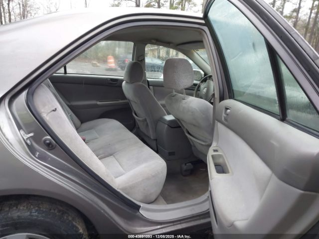 Toyota Camry Le Image 9