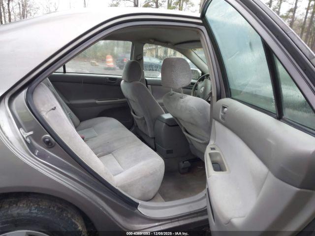 Toyota Camry Le Image 9