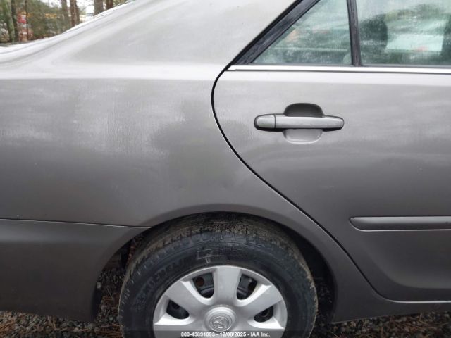 Toyota Camry Le Image 17