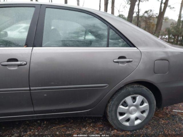 Toyota Camry Le Image 16