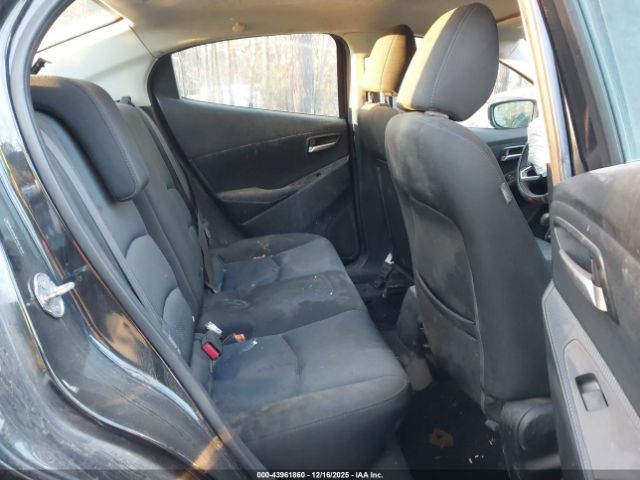 Toyota Yaris Le Image 6