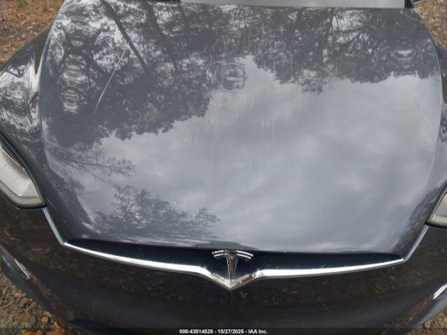 Tesla Model X Image 8