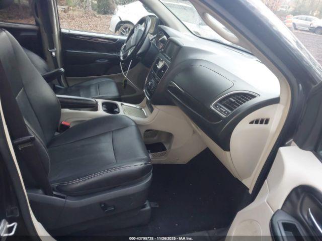 Chrysler Town & Country Touring-l Image 4