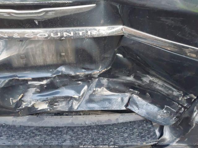 Chrysler Town & Country Touring-l Image 8