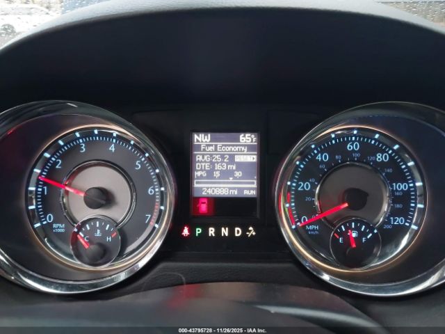 Chrysler Town & Country Touring-l Image 6