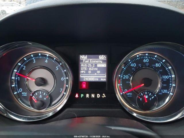 Chrysler Town & Country Touring-l Image 6