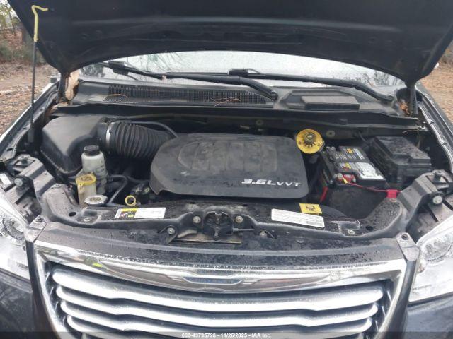 Chrysler Town & Country Touring-l Image 16