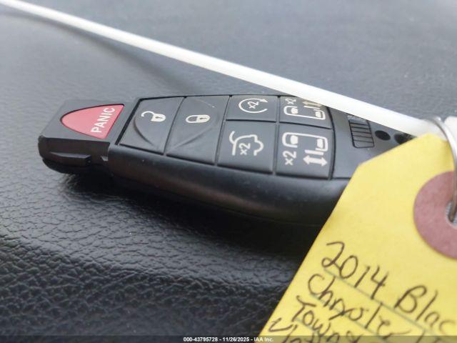 Chrysler Town & Country Touring-l Image 10