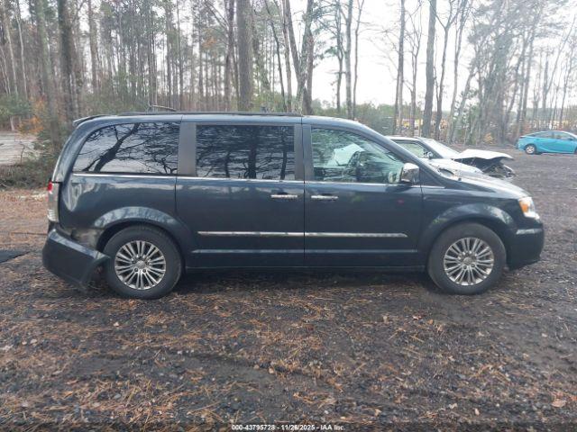 Chrysler Town & Country Touring-l Image 11