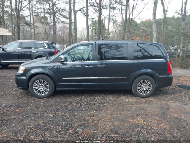 Chrysler Town & Country Touring-l Image 13