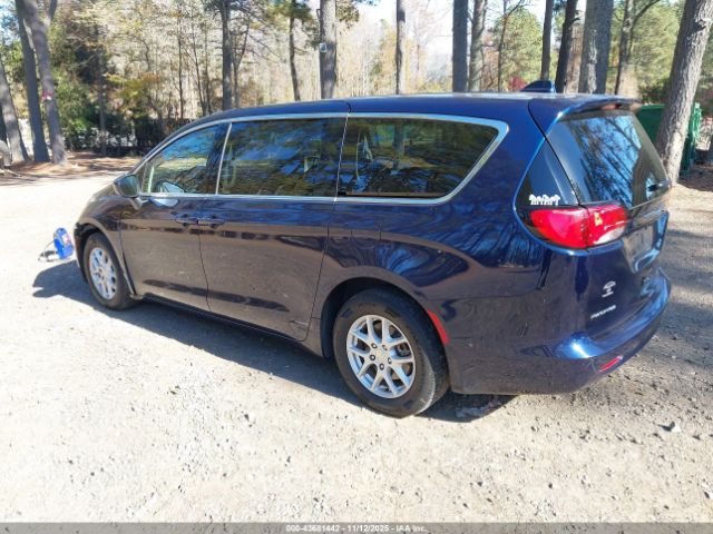Chrysler Pacifica Touring Image 2