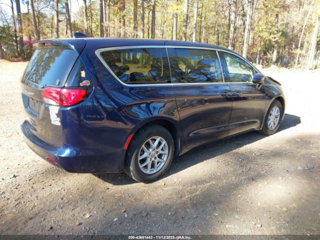 Chrysler Pacifica Touring Image 5