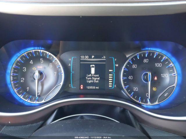 Chrysler Pacifica Touring Image 4