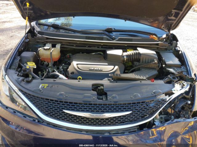 Chrysler Pacifica Touring Image 8