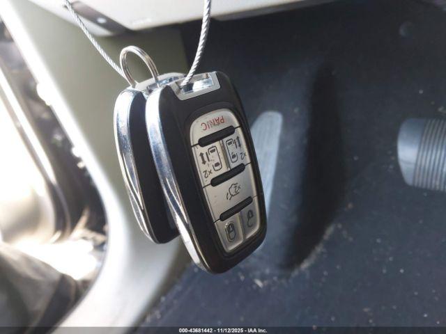 Chrysler Pacifica Touring Image 10