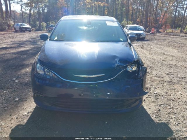 Chrysler Pacifica Touring Image 12