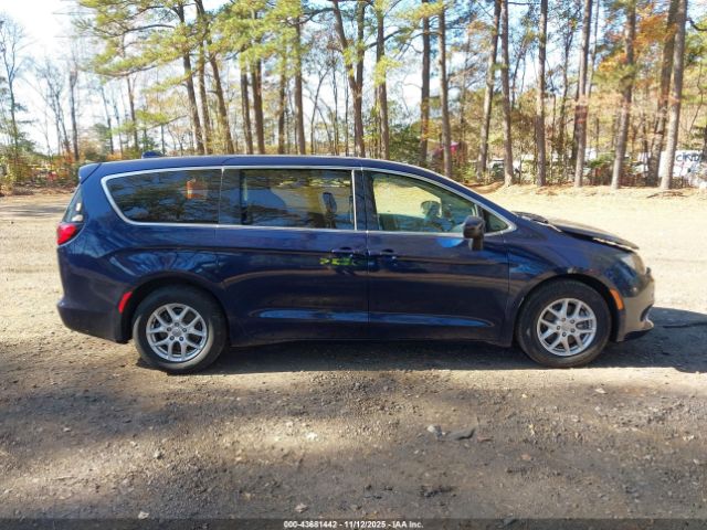 Chrysler Pacifica Touring Image 11