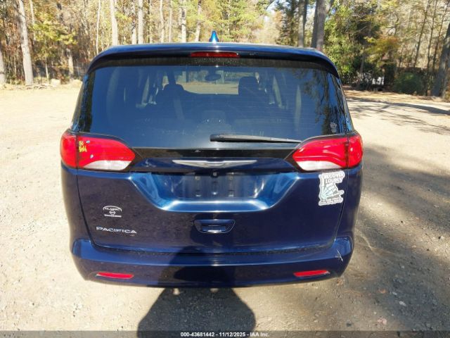 Chrysler Pacifica Touring Image 13