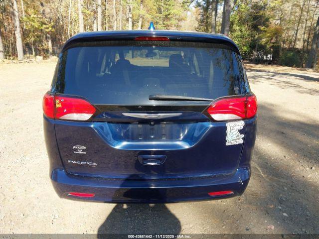 Chrysler Pacifica Touring Image 13