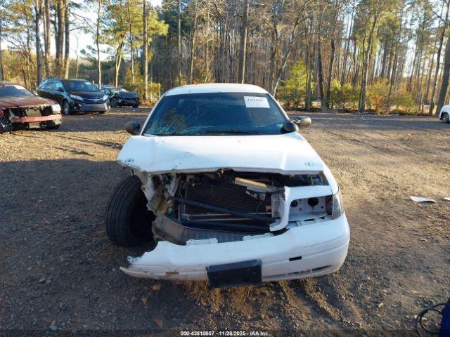 Ford Crown Victoria Image 8