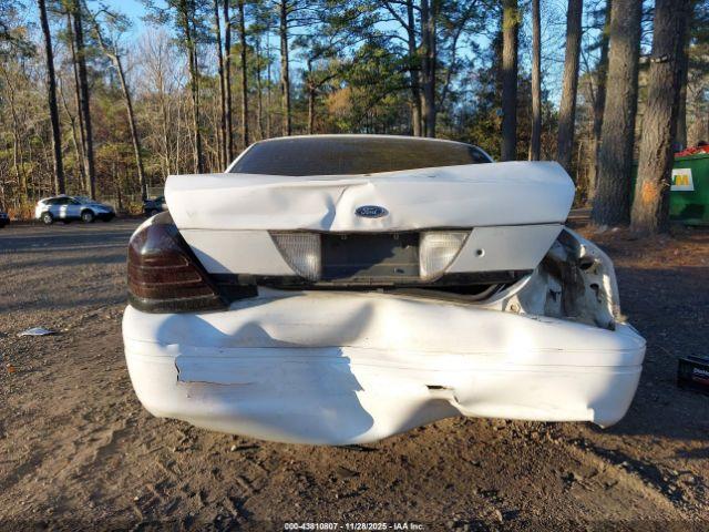 Ford Crown Victoria Image 13