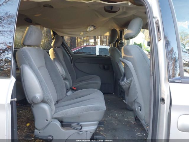 Chrysler Town & Country Lx Image 11