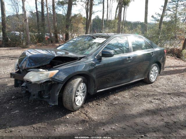 Toyota Camry Le Image 6
