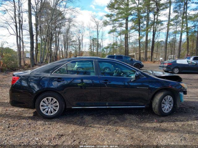 Toyota Camry Le Image 7