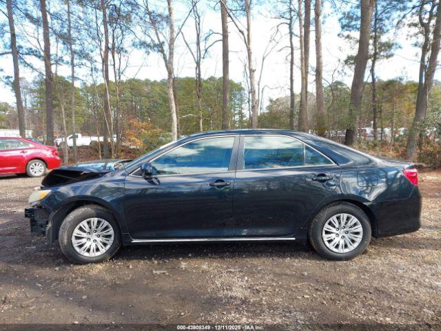 Toyota Camry Le Image 11