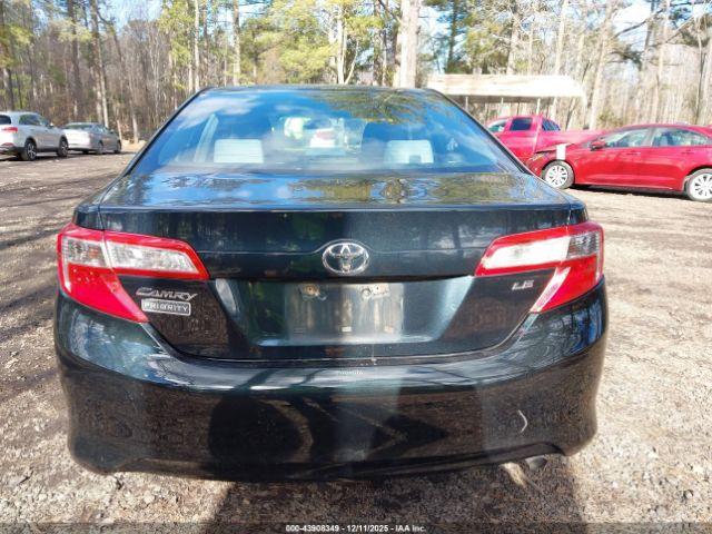 Toyota Camry Le Image 9