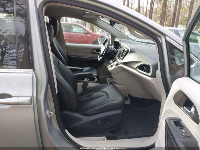 Chrysler Pacifica Touring-l Plus Image 3