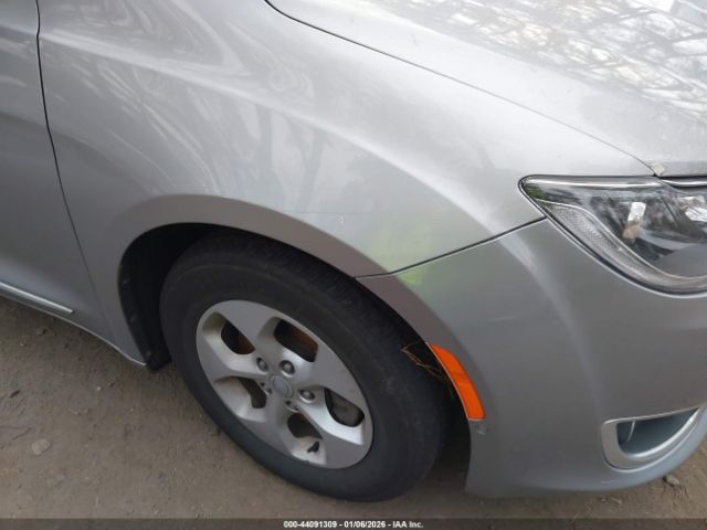 Chrysler Pacifica Touring-l Plus Image 12