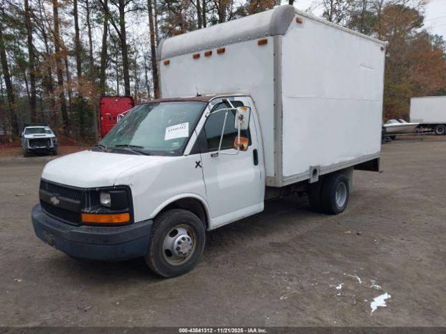 Chevrolet Express Image 13