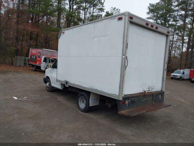 Chevrolet Express Image 2