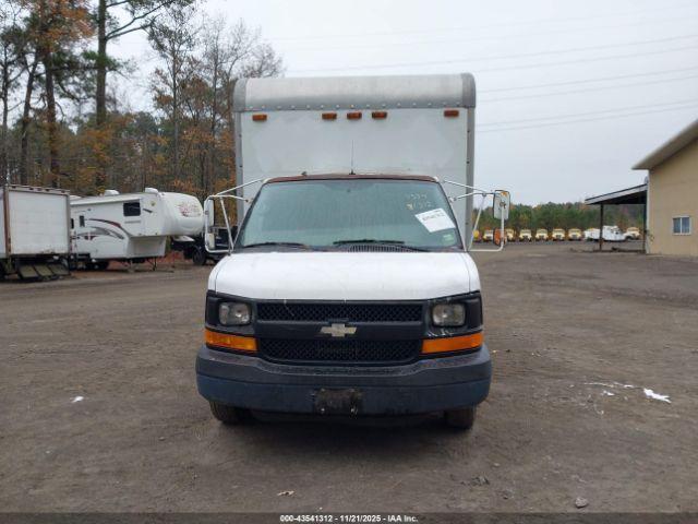Chevrolet Express Image 12