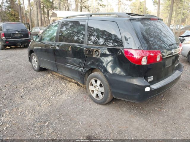 Toyota Sienna Le Image 10