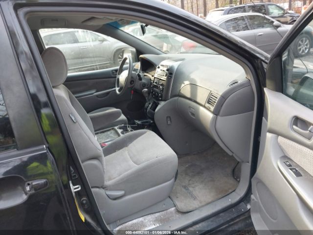 Toyota Sienna Le Image 7