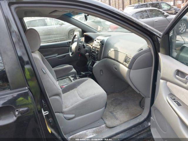 Toyota Sienna Le Image 7