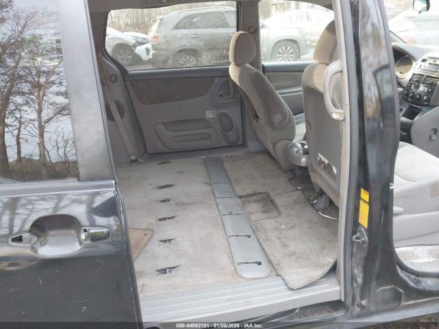 Toyota Sienna Le Image 9