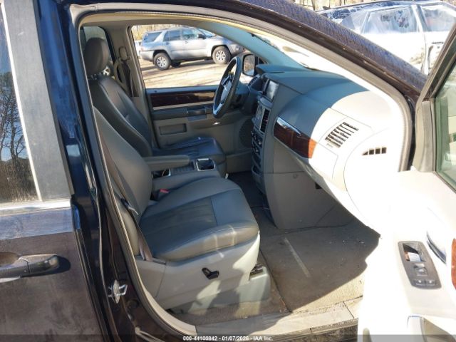 Chrysler Town & Country Touring Image 8