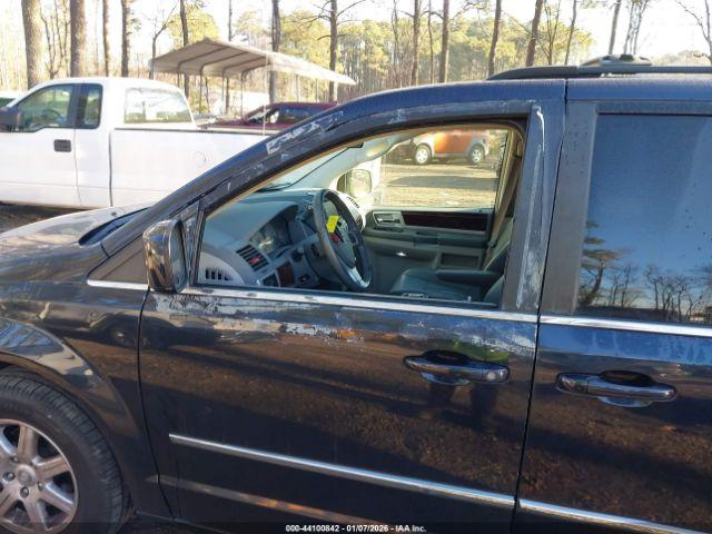 Chrysler Town & Country Touring Image 6