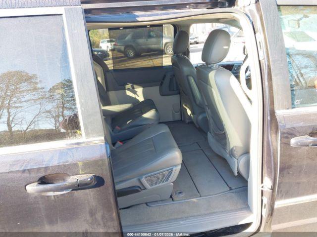 Chrysler Town & Country Touring Image 5