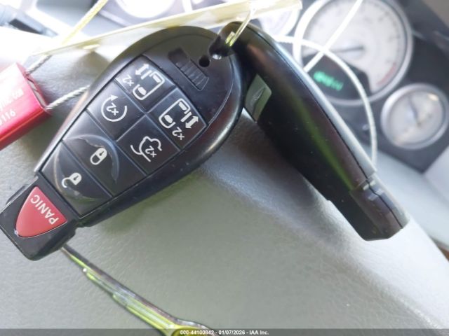 Chrysler Town & Country Touring Image 2