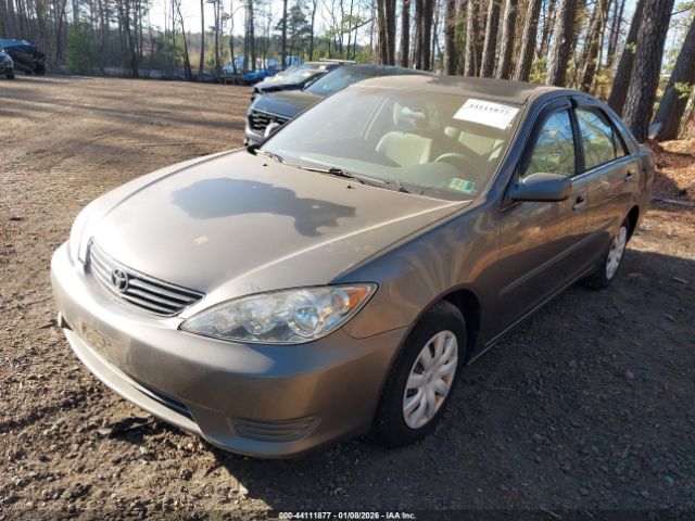 Toyota Camry Le Image 9