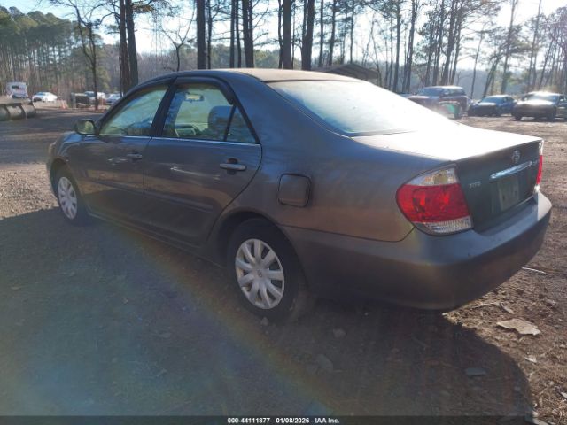 Toyota Camry Le Image 11