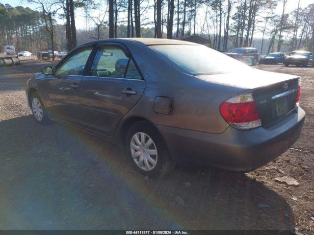 Toyota Camry Le Image 11