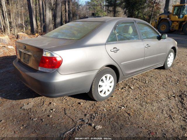 Toyota Camry Le Image 2